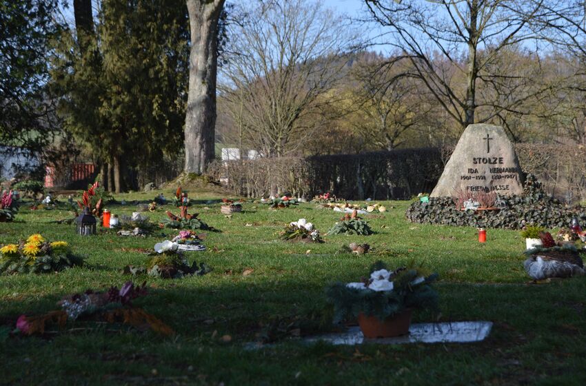 2019-Friedhof-Namensplatten-belegt