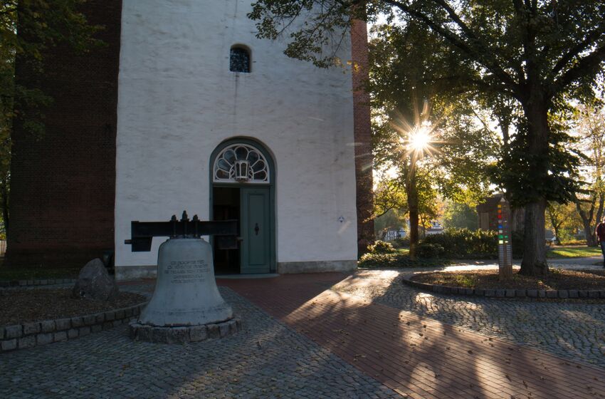 Stadtkirche mit Sonnenaufgang