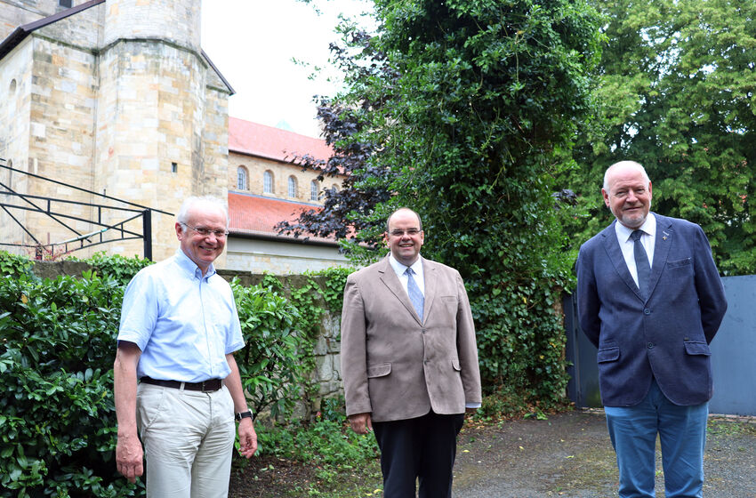 Der Prädikantenbeauftragte im Sprengel, Pastor Rainer Schwartzkopf (links) und Regionalbischof Eckhard Gorka (rechts) beglückwünschten den neuen Prädikanten Carsten Verdick nach seiner Prüfung.