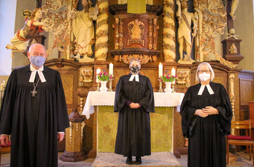 REgionalbischof Eckhard Gorka (links) und Superintendentin KAtharina Henking (rechts) freuen sich über Silke Fahl, die neue Pastorin in der Kirchenregion Holle. 