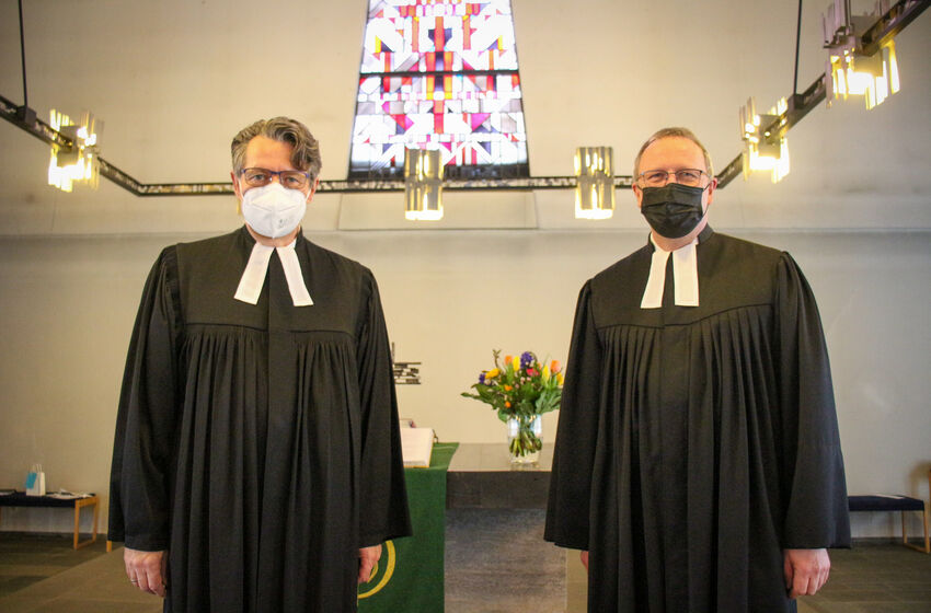 Dr. Stephan Schmidt wurde von Superintendent Karl Ludwig Schmidt in sein Amt als Pastor der Zachäus-Gemeinde in Hannover-Burg eingeführt.