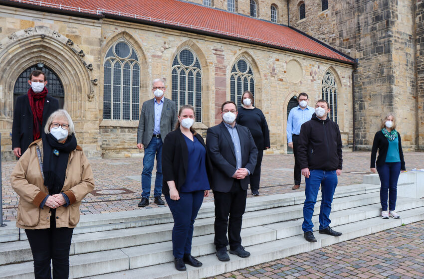Katharina Henking (2.v.l.) und Superintendent Thomas Henning (3.v.l.) begrüßten (v.l.): Claudio Boning (Thomas-Kirchengemeinde, Holzminden und Mitarbeit im Kirchenkreis Holzminden-Bodenwerder, Sonja Maria Hövelmann (Luther-Kirchengemeinde Holzminden im Kirchenkreis Holzminden-Bodenwerder) und ihr Partner Phillipp Sapora (St.-Pauli-Kirchengemeinde, Holzminden), Sonja Brosig (Friedland-Obernjesa, Kirchenkreis Göttingen), Andreas Bartholl (St. Johannis in Dungelbeck im Kirchenkreis Peine sowie am Ratsgymnasium in Peine) und Jan-Hendrik Eggers (Zwölf-Apostel in Sarstedt und Mitarbeit im Kirchenkreis Hildesheim-Sarstedt). Karin Nordmann (rechts) vom Büro des Regionalbischofs kümmerte sich um die Organisaton.