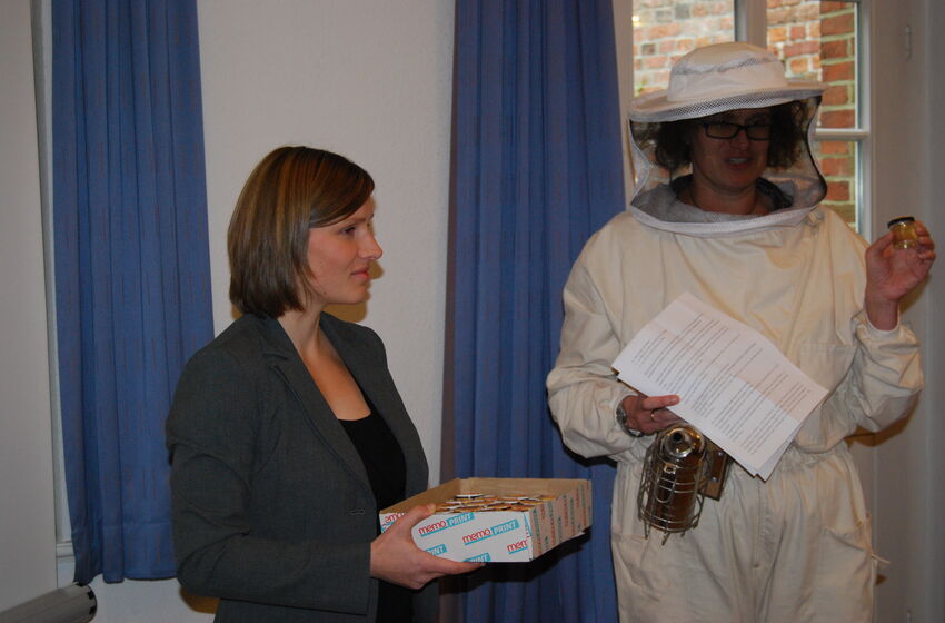 Von den Bienen lernen, heißt Leiten lernen. Das meinen jedenfalls Simone Uhlemeyer-Junghans und Johanna Reimers bei der Präsentation ihrer Abschlussarbeiten im Kursus „Lust zum Leiten“. (Foto Merten)