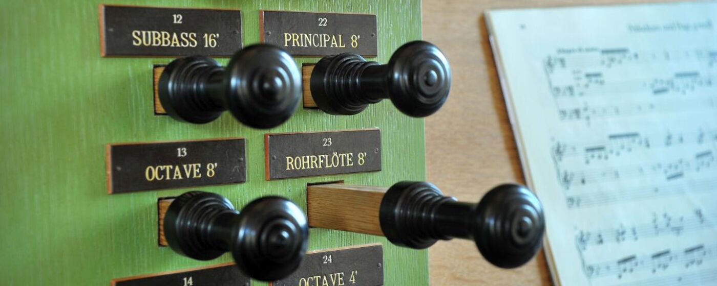 Orgel-Kroeger-Registerknoepfe-i