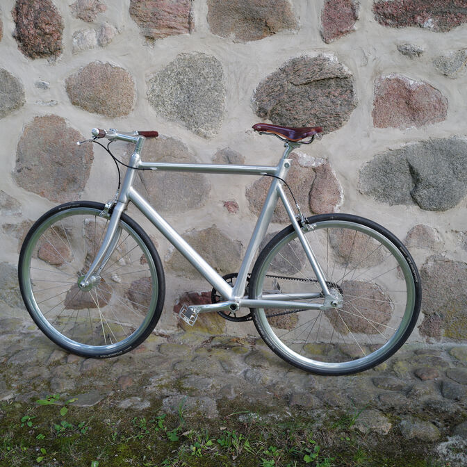 Ein Fahrrad an der Kirchenmauer